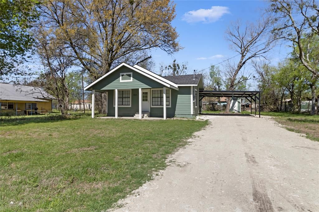 Photo of 723 E Nowlin Street, Mexia, TX 76667 (MLS # 21208100)