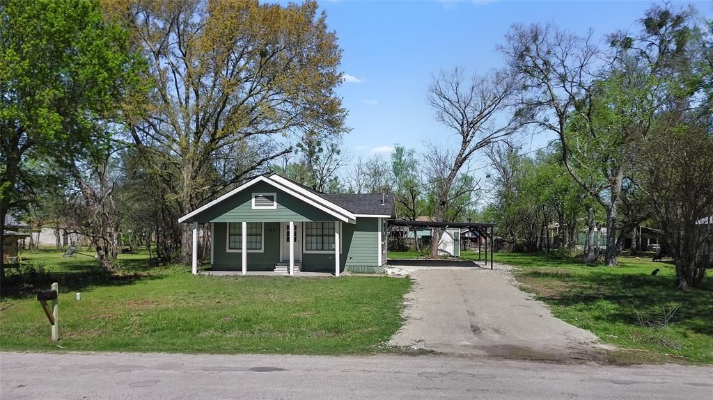 Photo of 723 E Nowlin Street, Mexia, TX 76667 (MLS # 21208100)