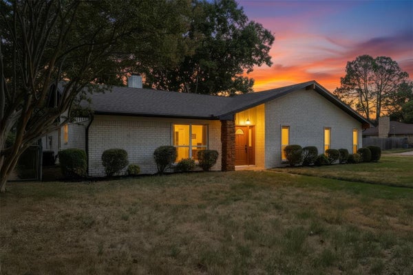 1909 PLYMOUTH CT, ARLINGTON, TX 76013 - Image 7cb8ee763df9fb21437f1b3702856d4e/1144300096