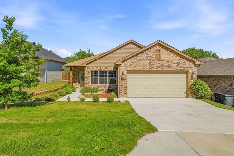 Photo of 1316 Liberty Street, Weatherford, TX 76086 (MLS # 21255753)