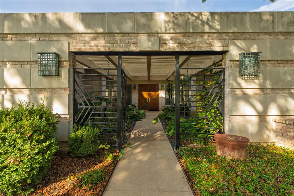 1919 Woodland Hills Drive