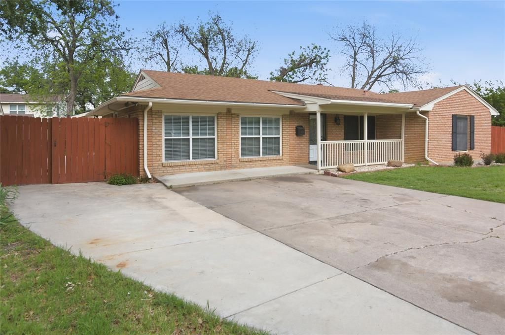 Photo of 4216 Selkirk Drive W, Fort Worth, TX 76109 (MLS # 21236863)