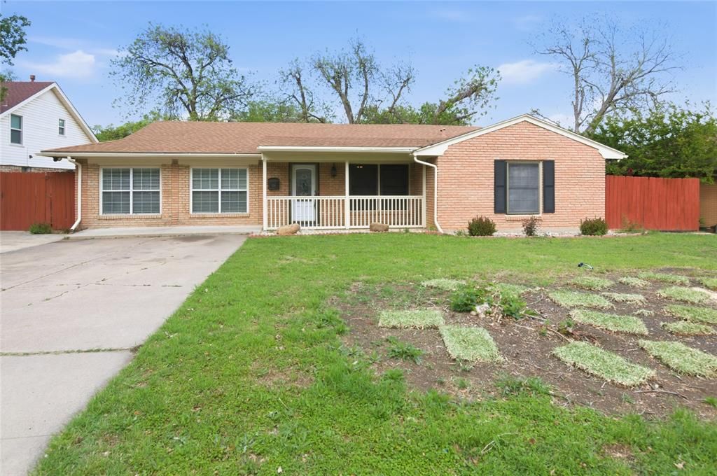 Photo of 4216 Selkirk Drive W, Fort Worth, TX 76109 (MLS # 21236863)