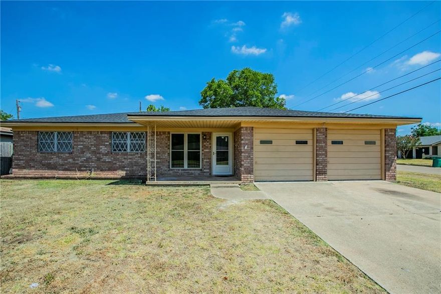 Welcome to 409 Greenleaf. This lovely home offers 3 bedrooms and a large bonus room at 1743sqft. With a new roof and AC installed in 2020 this home will make a great home. It is centrally located just minutes away from I-35 and shopping. This won't last long schedule a viewing today!