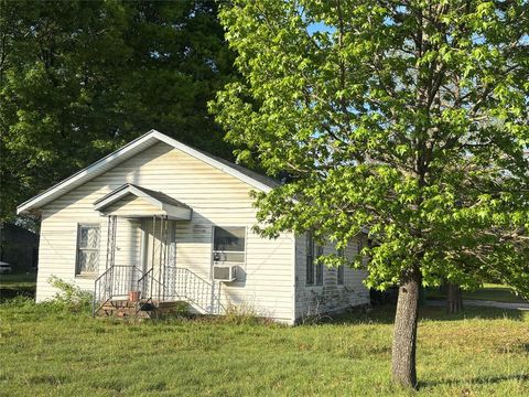 700 S Broad Street Saint Jo TX 76265