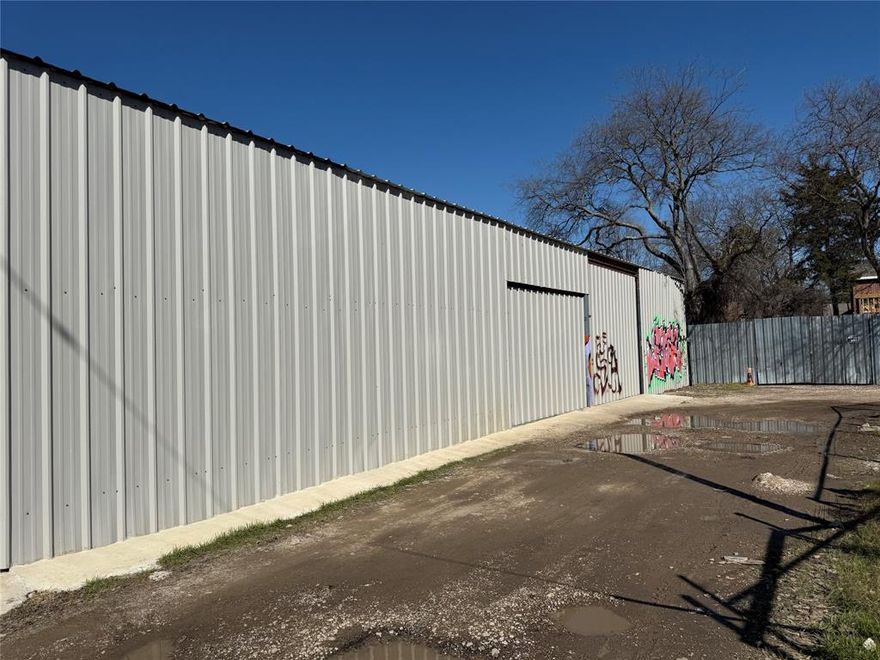 Excellent warehouse with 3 door access, with electricity, water, sewer ready. It is already plumb for two bathrooms inside and one in the rear. Selling as a package with the MLS#                                            that can be use as extra parking lot or comercial retail.