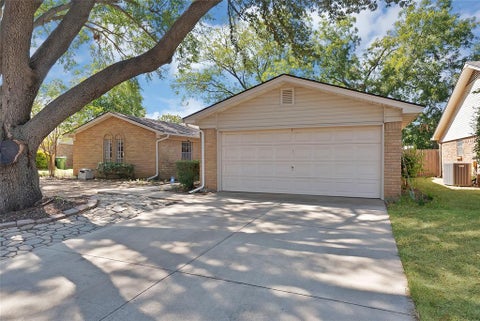Photo of 2004 Stefani Court, Arlington, TX 76013 (MLS # 21391501)
