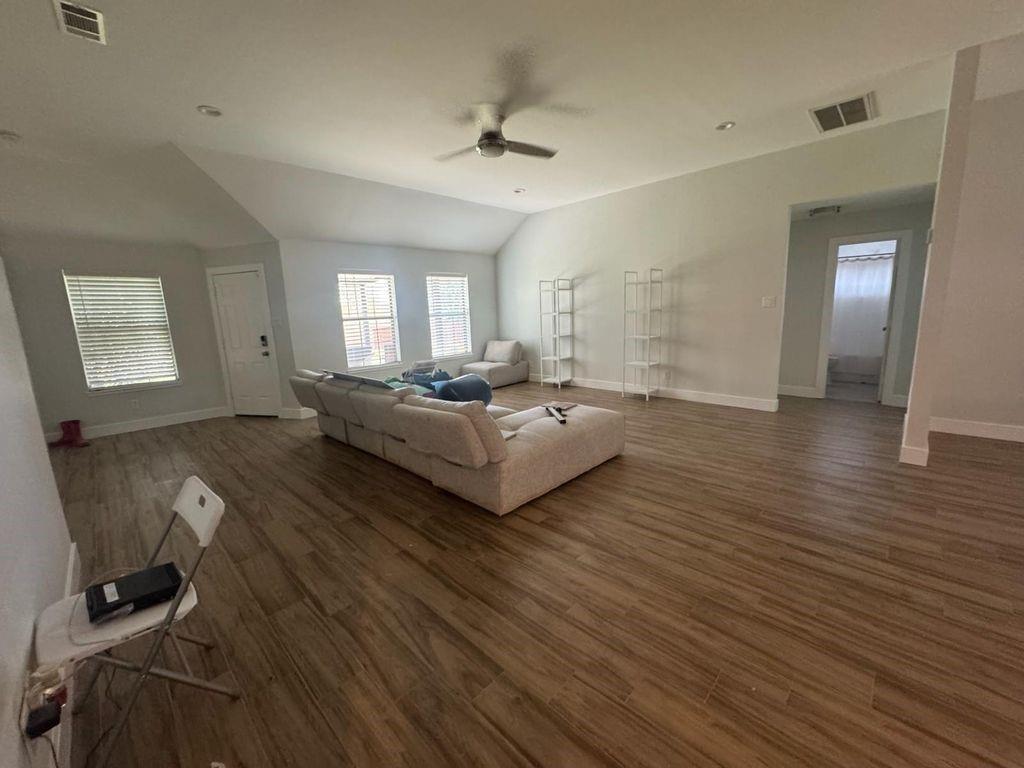 563 Lakeside Drive