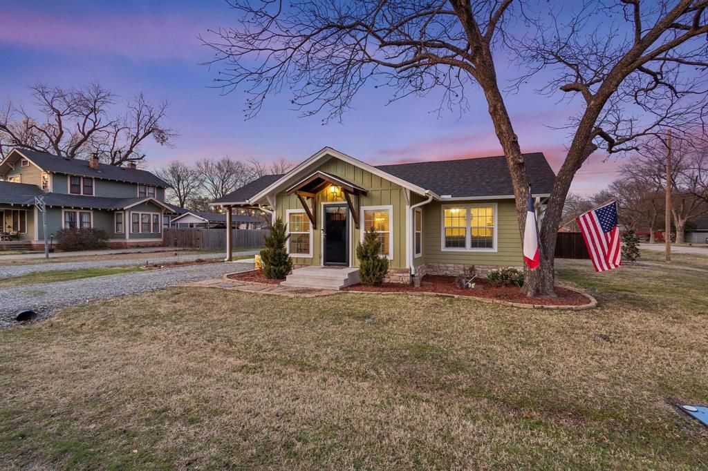 Photo of 110 E Houston Street, Leonard, TX 75452 (MLS # 21189605)