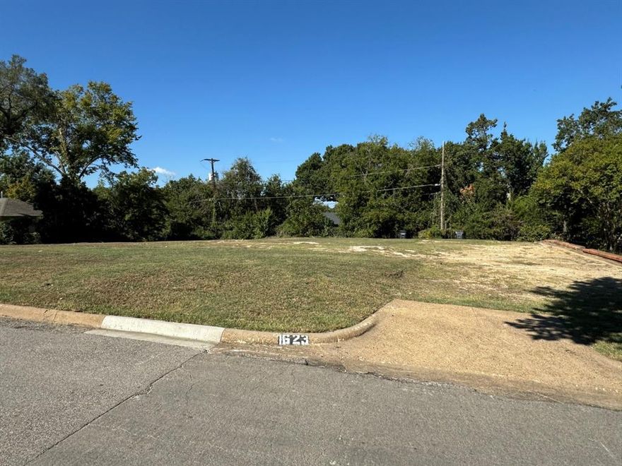 This spacious lot property in Dallas, TX offers a prime location on Oak Knoll St.  With a lot size of 13,379 sq.ft., there is plenty of room to build your dream home or investment property. Don't miss out on this opportunity to make this property your own.