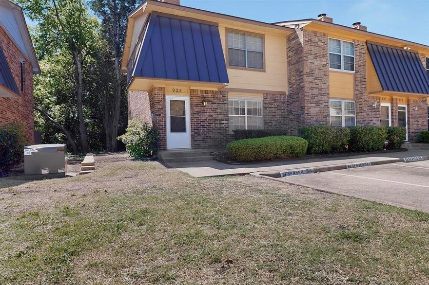 Welcome to 925 Cedar Terrace, a well-appointed two-story condo located in the heart of Cedar Hill, Texas. Offering over $10,000 in recent upgrades, this move-in-ready townhome combines functionality, comfort, and convenience. This spacious 2-bedroom, 1.5-bath residence features an open-concept layout designed for everyday living and entertaining. The inviting living area is anchored by a wood-burning fireplace, creating a warm and comfortable focal point. The seamless flow between the living room, dining area, and kitchen enhances usability and maximizes space. Upstairs, you’ll find two generously sized bedrooms, including a primary suite connected by a Jack-and-Jill bathroom, providing both privacy and practicality. Residents enjoy access to a community pool—ideal for relaxing or entertaining during the warmer months.  Strategically located near Cedar Hill State Park and Hillside Village, this property offers convenient access to outdoor recreation, retail, dining, and major highways for an efficient commute to downtown Dallas.
Move-in ready with meaningful upgrades—this is a strong opportunity for both owner-occupants and investors. Schedule your showing today!