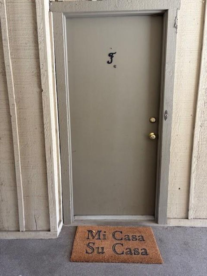 uppper unit at oaks on the lane.vaulted cellings 'fire place ,vinal   plane flooring good codition washer and dryer