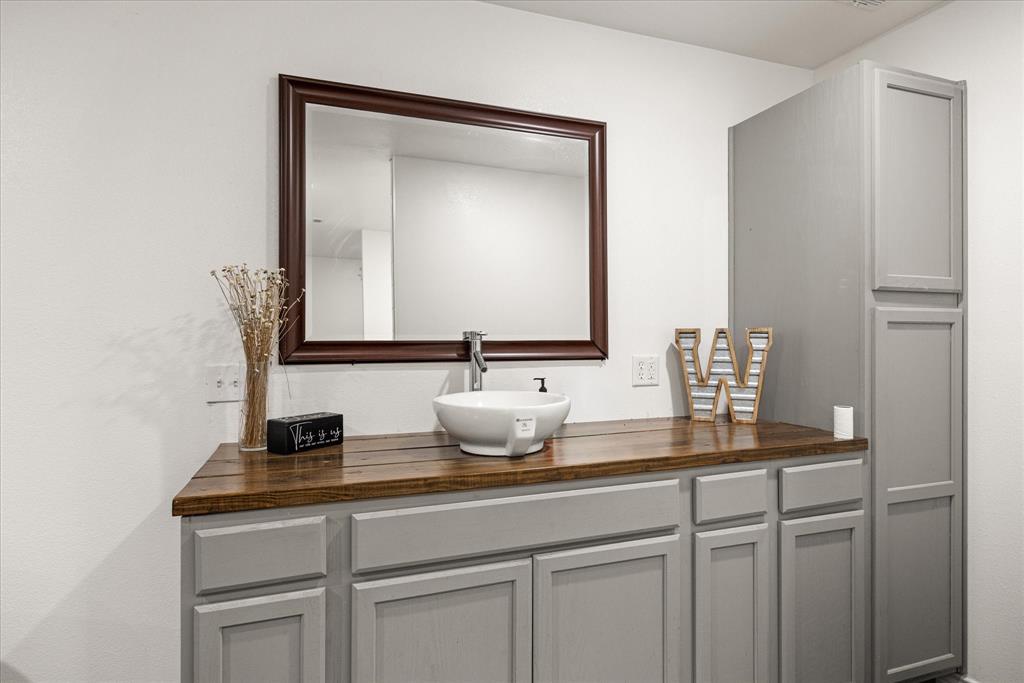 Jj Mathis Sub - Commercial Sale