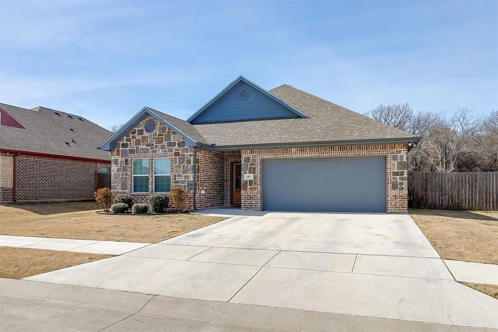 Photo of 409 Titus Drive, Springtown, TX 76082 (MLS # 21193993)