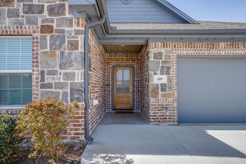 Photo of 409 Titus Drive, Springtown, TX 76082 (MLS # 21193993)