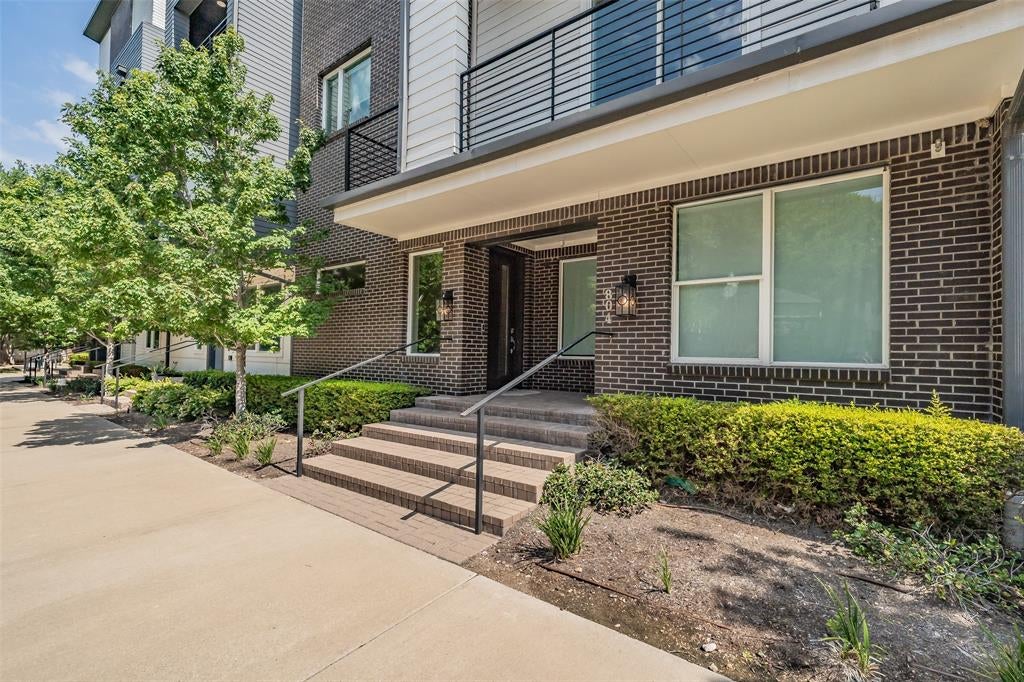 381 E Greenbriar Lane 804