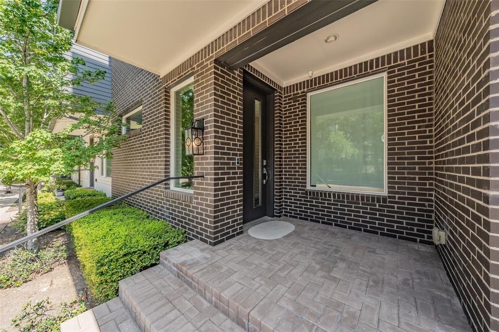 381 E Greenbriar Lane 804