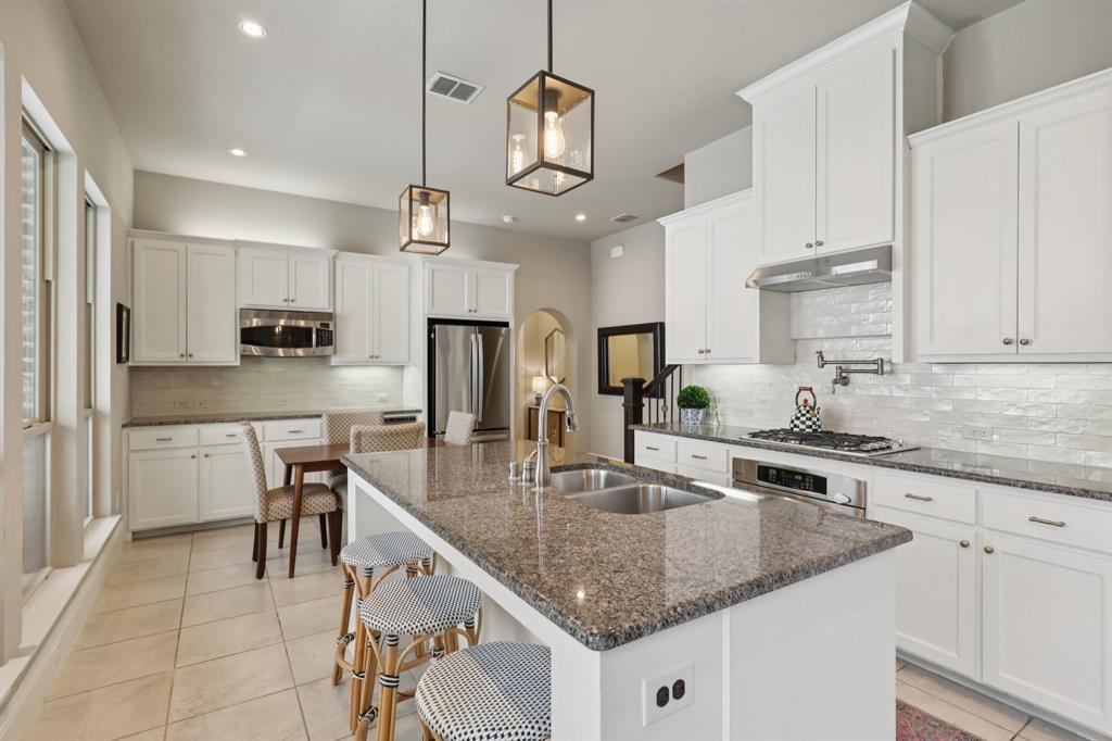 2253 Longwood Drive