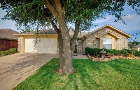 Photo of 6200 Pierce Arrow Drive, Arlington, TX 76001 (MLS # 21419785)