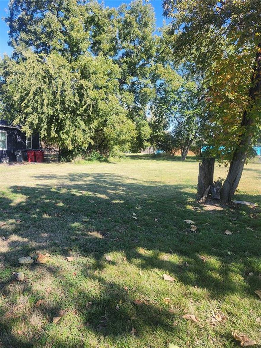 Flat, Clean Lot in the Growing City of Sherman!

Don’t miss this great opportunity to own a flat, clean lot in the rapidly expanding city of Sherman, Texas. Enjoy easy access to Dallas and nearby airports, making this location ideal for commuters or investors alike. Perfect for building your new home or as a smart investment property for future growth.