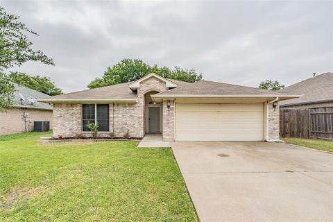 Photo of 137 Roberts Drive, Saginaw, TX 76179 (MLS # 21340868)