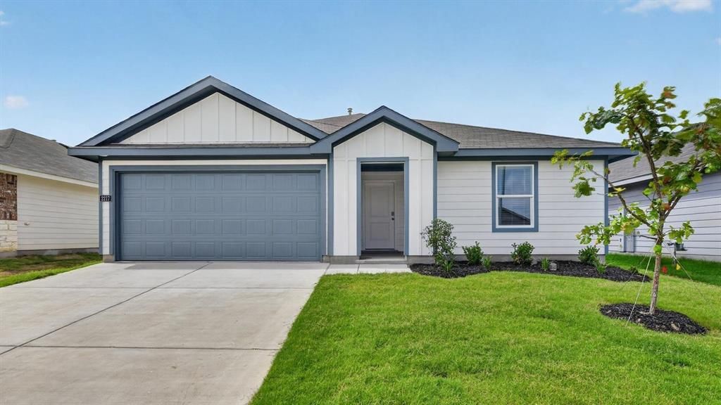Photo of 804 KING'S Way, Hillsboro, TX 76645 (MLS # 21318660)