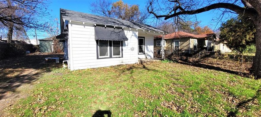 Rental investment opportunity with 2 units on one lot! Double the income! Walking distance to White Settlement community
center and city hall. Front home with 2 bedroom and 1 bath. Large kitchen dining combo with smooth top stove,
refrigerator, and built in dishwasher. Back efficiency home with kitchenette and updated bath. Rents range from
$2,100-2,400 per month. Occupy the front unit and let the rear unit generate rental income.
Start your New Year with an investment to build your wealth. Spray foam insulation in rear home makes for great utility bills.