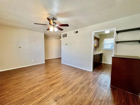 Photo of 2526 W Prairie Street #204, Denton, TX 76201 (MLS # 21255422)