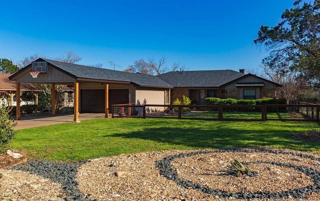 Photo of 1007 Laguna Vista Court, Granbury, TX 76048 (MLS # 21208310)