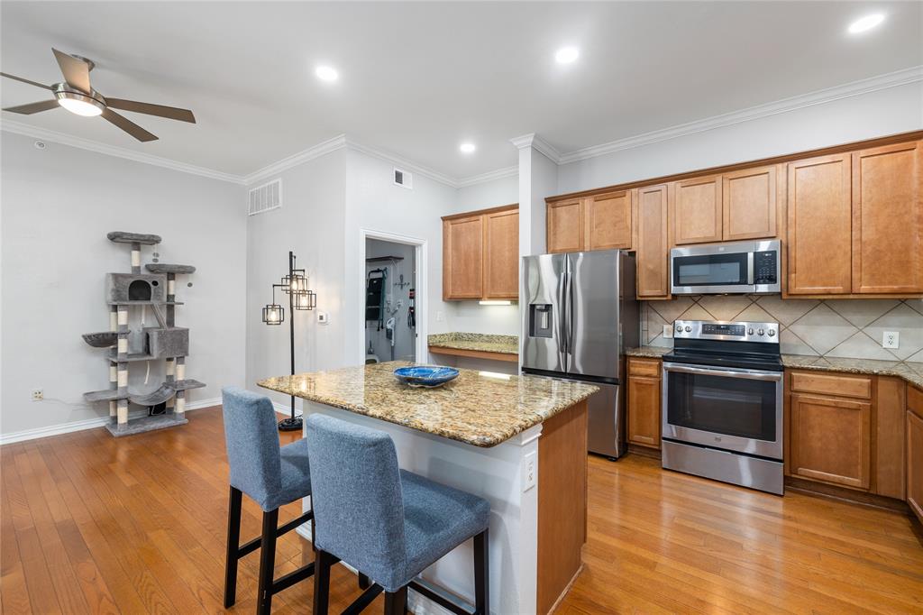 800 E 15th Street 202