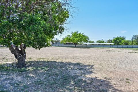 903 W Broadway Eden TX 76837
