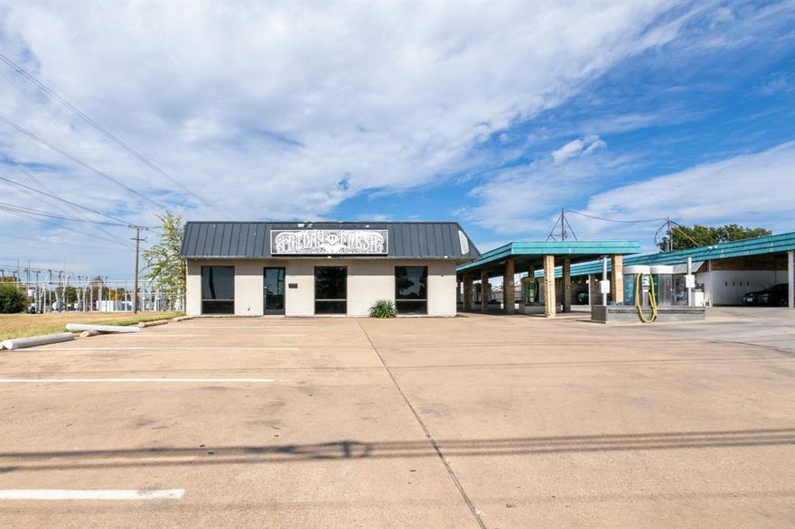 Great retail property on E Pioneer Pkwy close to Hwy 360. Location has parking in the front and a roll up door on the left side for deliveries. Owner is willing to provide limited improvements.