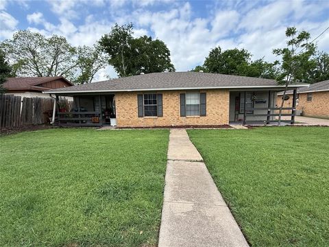 Photo of 3309 Alta Vista Drive, Waco, TX 76706 (MLS # 21230795)