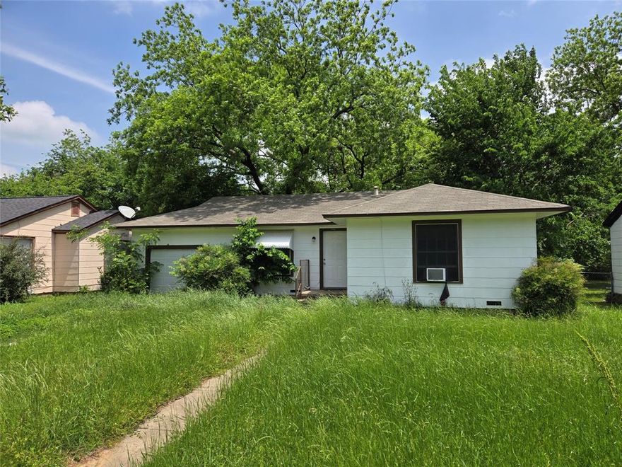 Great little brick starter home or investment opportunity!
