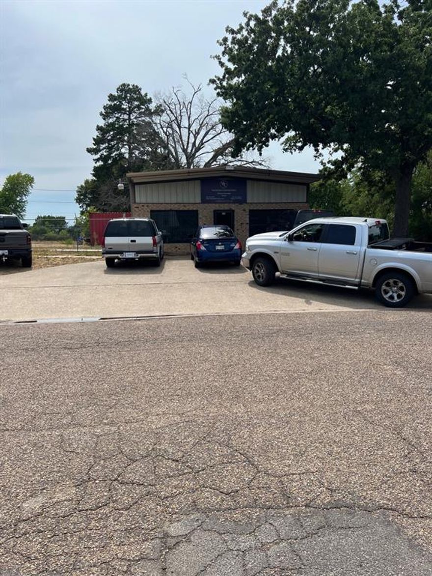 Great Established Commercial Building – 100 McCaleb Street, Athens, TX Conveniently located just off Hwy 31 West, this property offers an excellent opportunity for your business. Currently occupied by Wainwright Construction, the building features approximately 600 sq. ft. of office space with electricity, gas, and water, plus an additional 900 sq. ft. of warehouse space. Its versatile layout makes it ideal for a variety of business needs in a highly accessible Athens location.