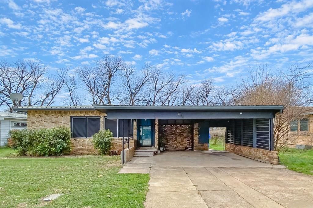 Photo of 211 Paloma Street, Winters, TX 79567 (MLS # 21252890)