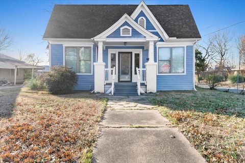 Photo of 419 W 5th Street, Bonham, TX 75418 (MLS # 21172552)