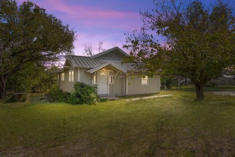Photo of 625 S Lillian Street, Stephenville, TX 76401 (MLS # 21097158) Photo of 625 S Lillian Street, Stephenville, TX 76401 (MLS # 21097158)