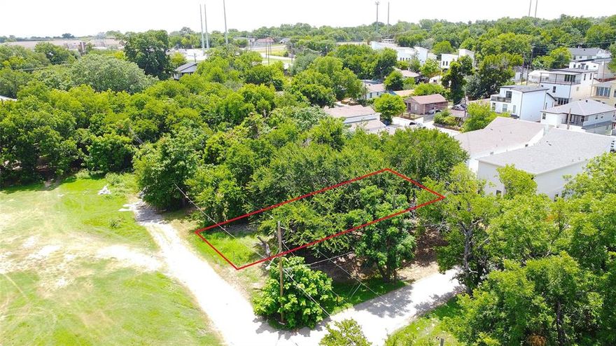 Prime Build-Ready Lot Near Downtown Dallas! Don't miss this incredible opportunity to own a ready to build lot
surrounded by new construction homes a sign of the area's rapid growth and potential. Located just minutes from
Downtown Dallas, the Dallas Zoo, Bishop Arts District, and more, this lot offers both convenience and value. Whether
you're a builder, investor, or future homeowner, this is your chance to make a mark in one of Dallas’s neighborhoods.
Come see it today and start building your vision tomorrow!