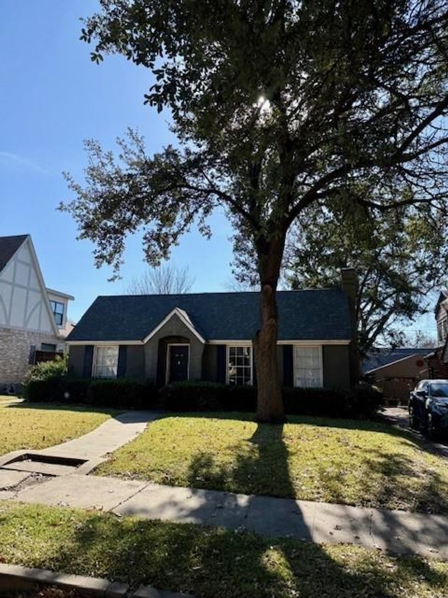 WONDERFUL OPPORTUNITY TO LIVE IN GREENLAND HILLS CONSERVATION DISTRICT. REMODEL OR BUILD A BRAND NEW HOME IN THIS PRIME LOCATION. WONDERFUL ACCESS TO MEDICAL DISTRICT, DOWNTOWN AND MIDTOWN RETAIL SHOPPING AND DINING.GLENCOE PARK WITHIN WALKING DISTRICT. TAX ROLLS INDICATE PROPERTY IS 3 BEDROOM, 1 BATH. OWNER HAS LIVED AS 2 BEDROOM. VARIED INTERIOR SPACE COULD OFFER DESIGN POTENTIAL. ANNEX UNIT OF GARAGE OFFERS ADDITIONAL SPACE FOR LIVING QUARTERS OR OFFICE AND ALTHOUGH PLUMBED, IS NOT CONNECTED. POWER DISCONNECTED TO ANNEX UNIT AT THIS TIME. PROPERTY IS SOLD AS IS AND ROOF IS APPROXIMATELY 2 YEARS OLD.