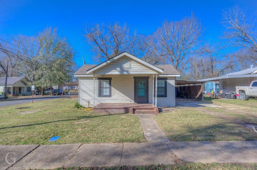 This well maintained 3 bedroom 2 bath home is available for new owners! Work was just completed and the home is available for purchase, or for rent; whichever happens first. If you are looking for a great starter home with a spacious back yard, check this one out! Schedule your showing today! Owner Agent