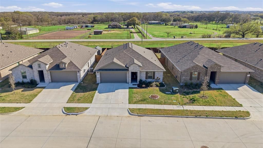 Photo of 316 Sculptors Crossing, Springtown, TX 76082 (MLS # 21208307)