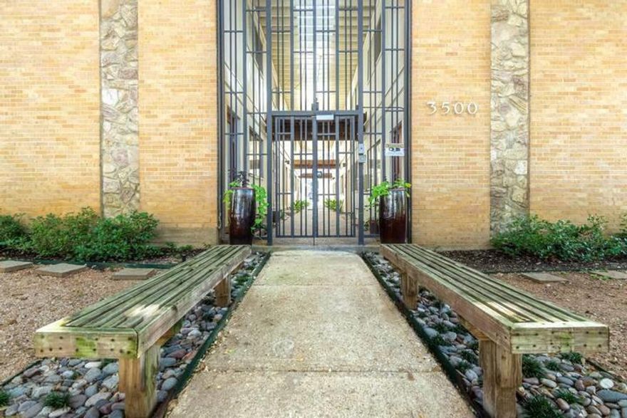 Beautifully updated 2 bedroom 1 1.1 bath condo in the Uptown-Turtle Creek area. Kitchen has been updated with new cabinets, appliances and granite countertops. Unit has a large private patio, very rare for the area. ALL UTILITIES ARE INCLUDED IN THE RENT. Property is located within walking distance to Katy Trail, restaurant and bars. Easy access to Central Expressway, North Dallas Tollway, I-35 and I-30.