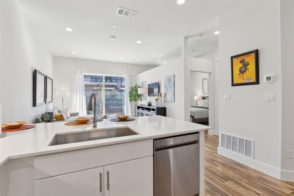 Mellersh Oak Lawn - Residential Lease