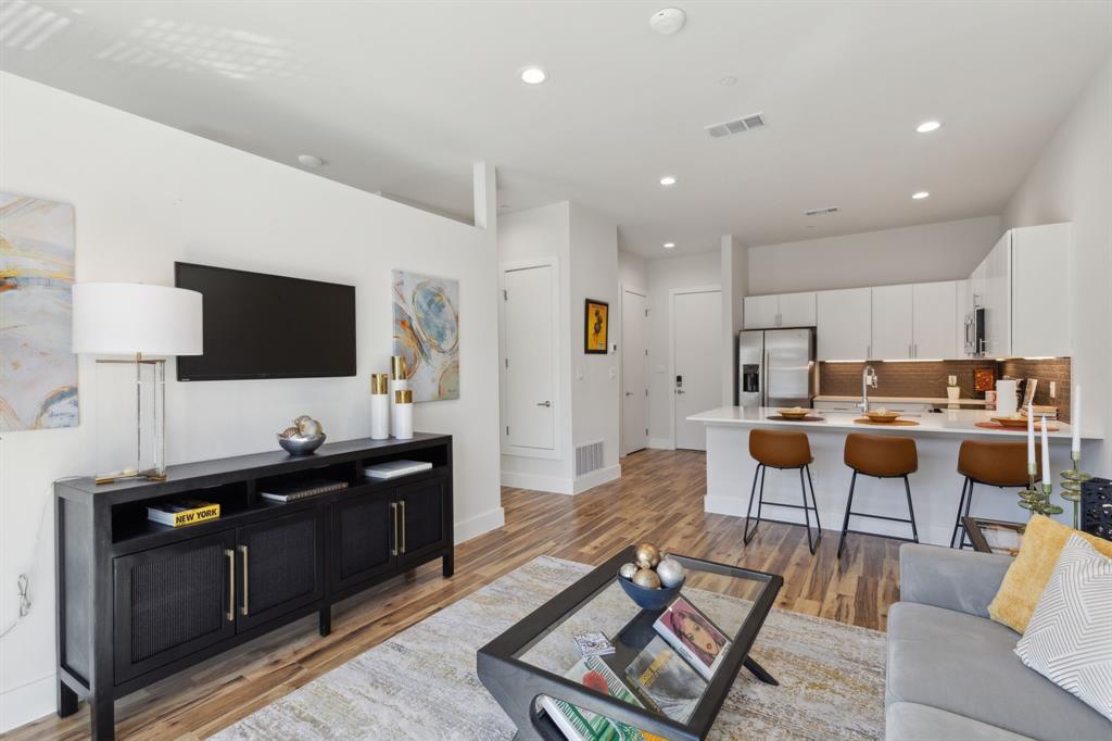 Mellersh Oak Lawn - Residential Lease