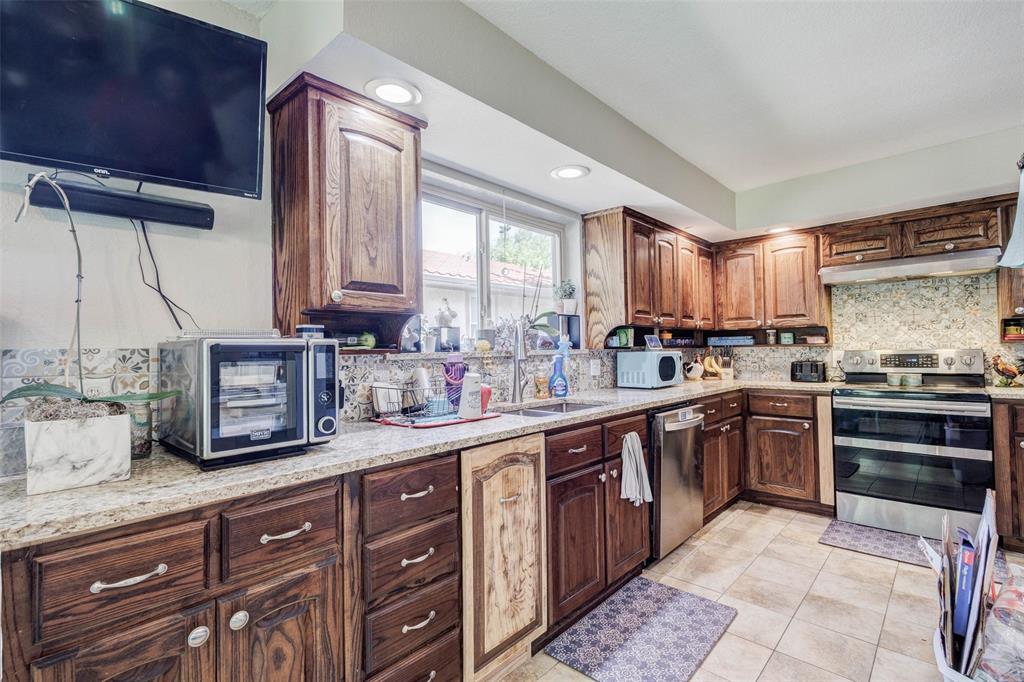 7725 Woodside Hill