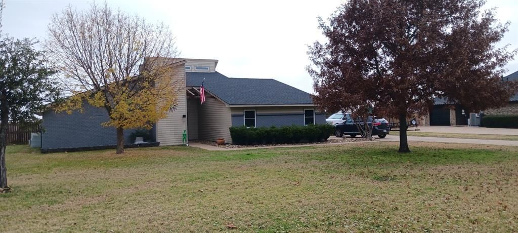 Photo of 12 Cliff Drive, Mineral Wells, TX 76067 (MLS # 21137960)