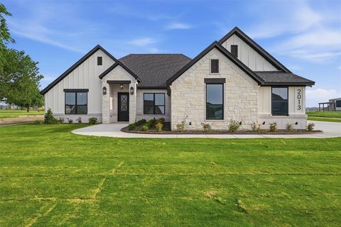 Photo of 2013 Downslope Lane, Weatherford, TX 76087 (MLS # 21249140)