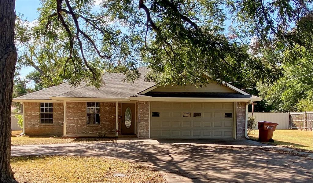 Photo of 805 Lynn Street, Bonham, TX 75418 (MLS # 21392251)