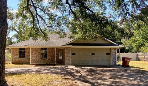 Photo of 805 Lynn Street, Bonham, TX 75418 (MLS # 21392251)